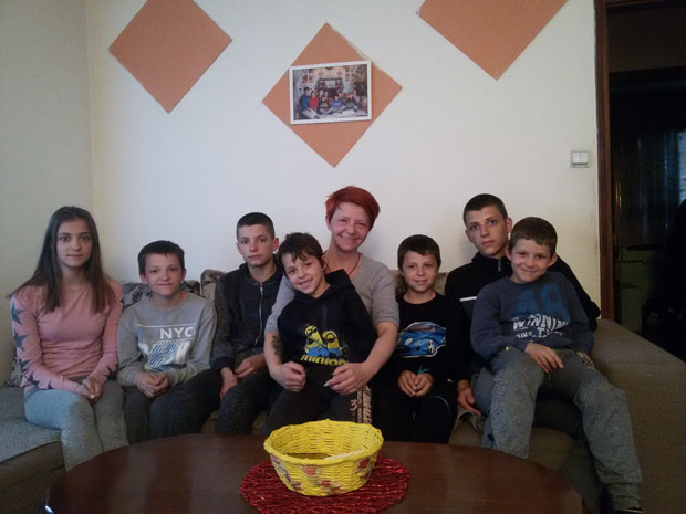 САМОХРАНА МАЈКА ИЗ ЛАЋАРКА: Само ми деца дају снагу да идем напред